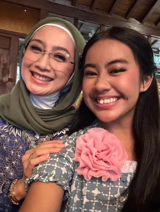 Ajang reuni lintas generasi GADIS Sampul dari tahun 1987 hingga 2000-an. Desy Ratnasari juara dua GADIS Sampul 1988 bersama Diarra Annisa Rachbini GADIS Sampul 2021 yang merupakan anak pasangan Alya Rohali dan Faiz Ramzy Rachbini. [Instagram/desyratnasariterdepan]