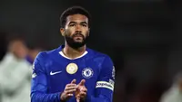 Kapten Chelsea, Reece James, tampak kecewa setelah timnya ditahan 2-2 Fulham pada laga pekan keempat Premier League di&nbsp;Gtech Community Stadium, London, Minggu (14/9/2025) dini hari WIB. (AFP/HENRY NICHOLLS)