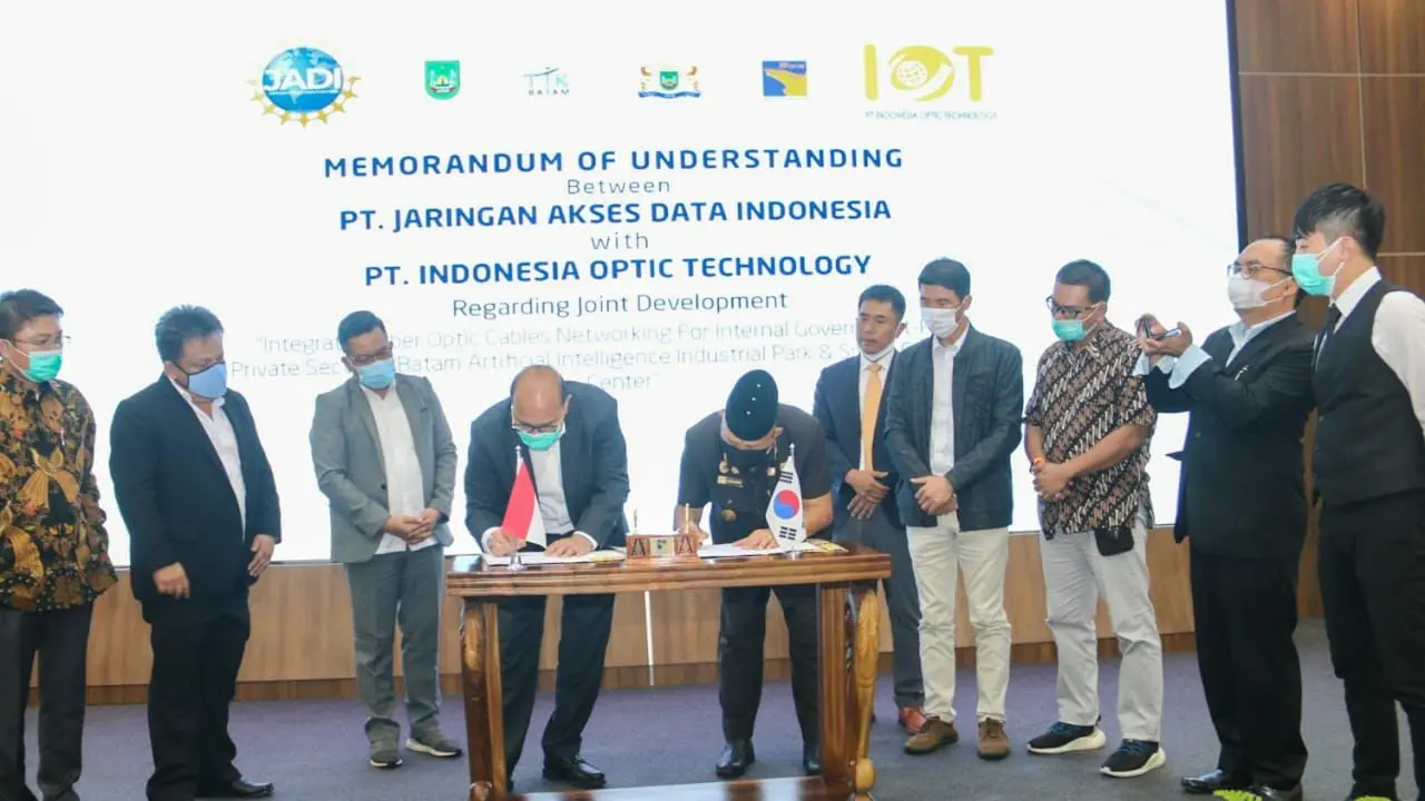 Penandatanganan kerja sama PT Jaringan Akses Indonesia dan PT Indonesia Optic Technology di Kantor Badan Pengusahaan (BP) Batam, Rabu (14/10/2020).