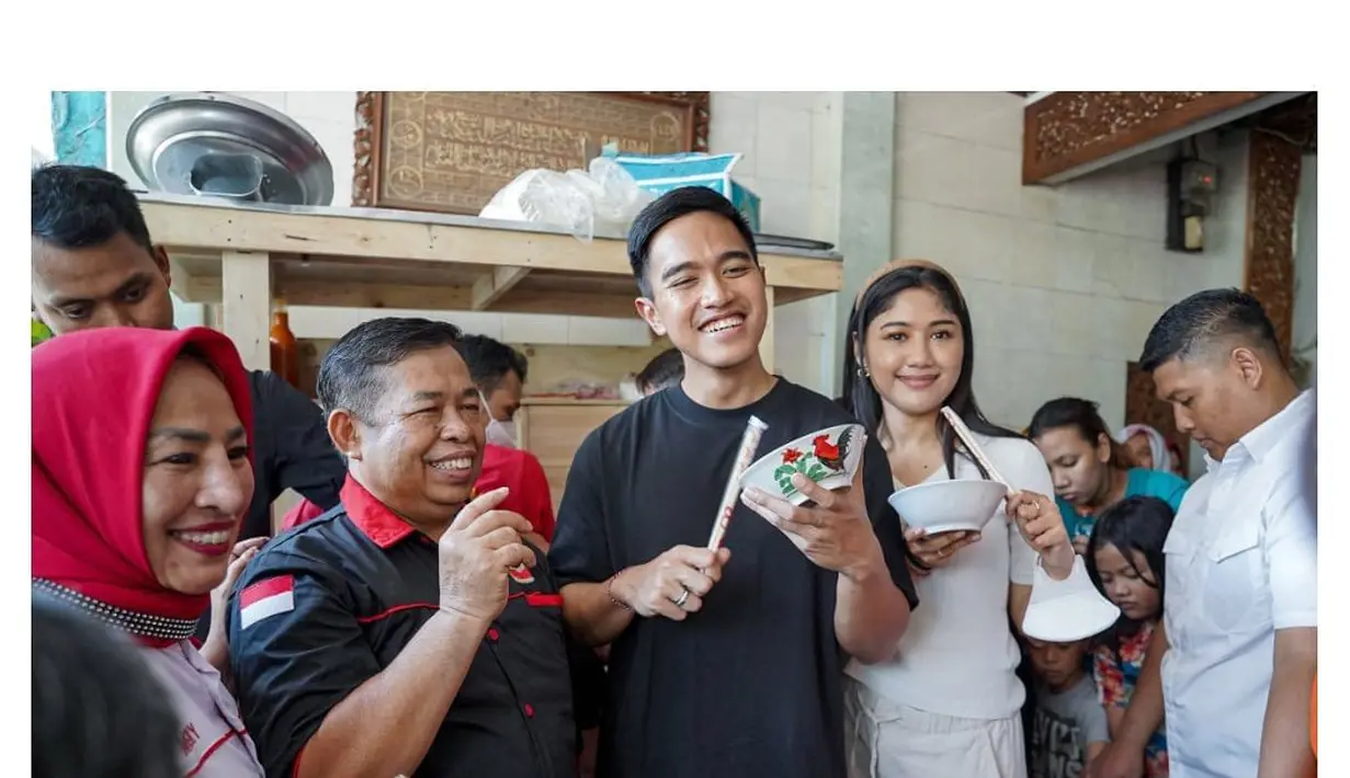 Sang istri Erina Gudono pun setia menemani setiap agenda Kaesang, termasuk saat blusukan. Penampilannya yang tetap stylish menarik untuk disimak.