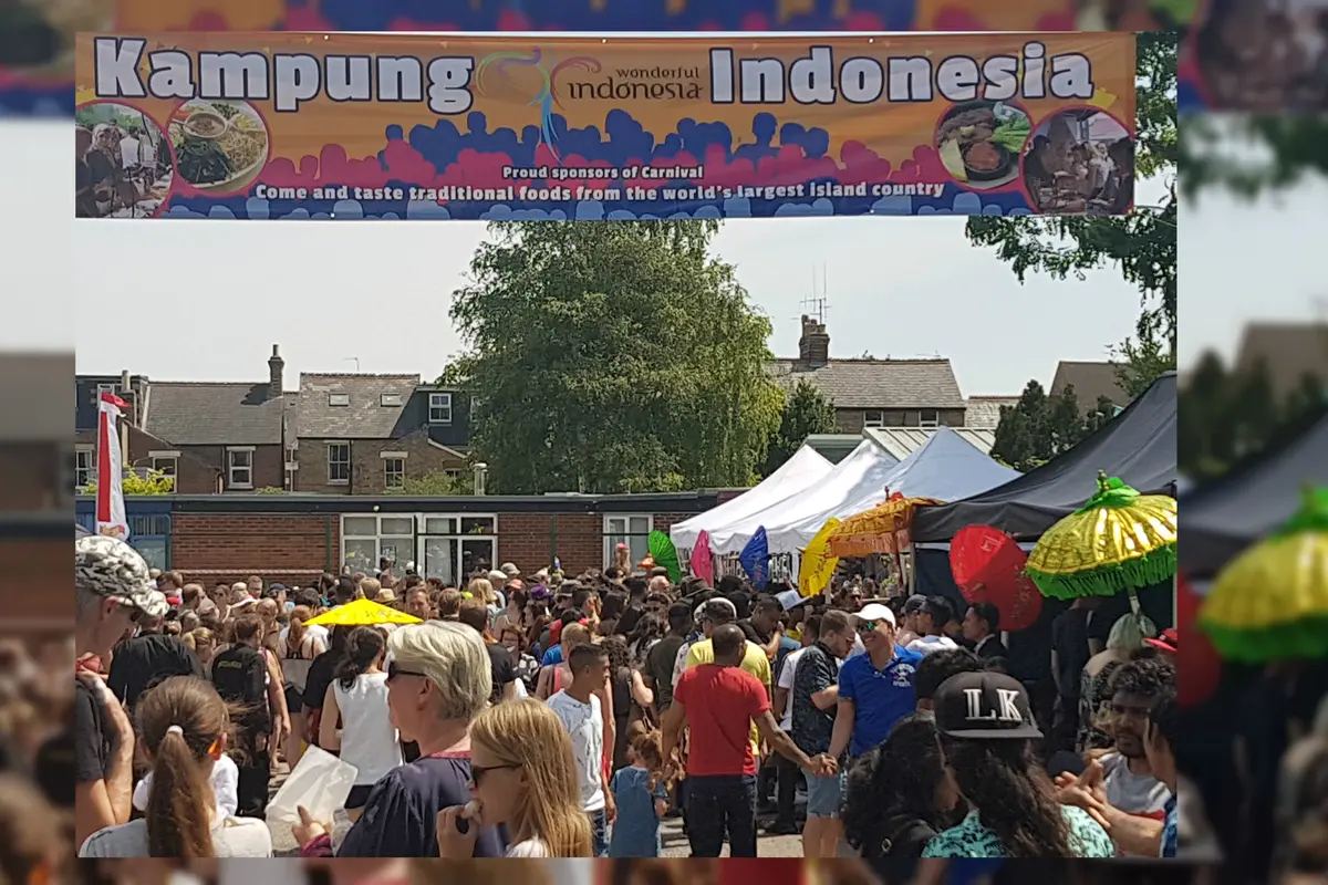 Suasana dan kerumunan pengunjung pada pameran "Kampung Indonesia" dalam Cowley Road Festival 2018 di Oxford (1/7) (sumber: KBRI London)
