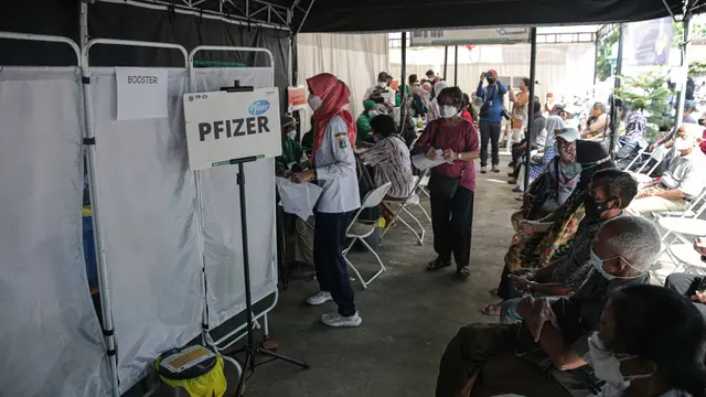 Vaksinasi Booster COVID-19 di Jakarta