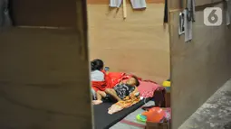 Seorang anak tertidur saat berada di pengungsian di Desa Deyangan, Kecamatan Mertoyudan, Kabupaten Magelang, Rabu (11/11/2020). Sebab dengan kesigapan tersebut, bisa meminimalisir resiko bencana. (Liputan6.com/Gholib)