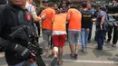Pelaku pembunuhan di Diskotek Bandara, Kebon Jeruk saat digelandang di Polres Metro Jakarta Barat, Selasa (20/11). Para pelaku merupakan penguasa lahan parkir di diskotek itu dan kerap membawa senjata tajam setiap beraktivitas. (Merdeka.com/Imam Buhori)