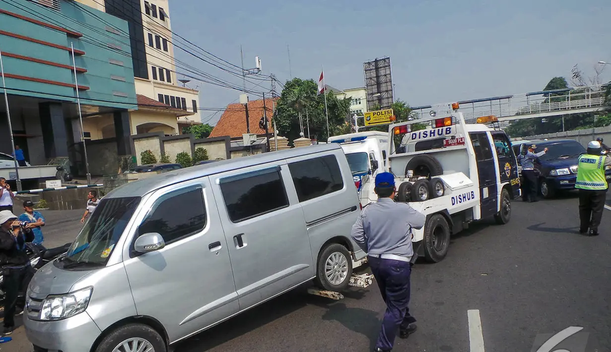 Dinas Perhubungan DKI Jakarta hari ini mulai menertibkan kendaraan roda 4 yang parkir sembarangan di sejumlah wilayah Ibukota, Jakarta, Senin (8/9/2014) (Liputan6.com/Faizal Fanani) 