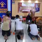 kegiatan pembasuhan kaki ibu oleh Warga Binaan Pemasyarakatan (WBP) di Rumah Tahanan (Rutan) Situbondo. (Dian Kurniawan/Liputan6.com).