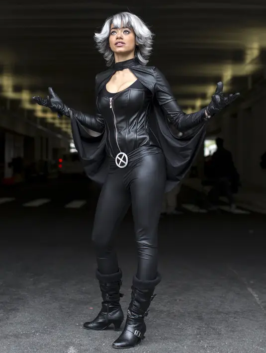 Kristel Jackman mengenakan kostum karakter Storm pada hari kedua New York Comic Con di Manhattan, New York, Jumat (9/10/2015). (REUTERS/Andrew Kelly)