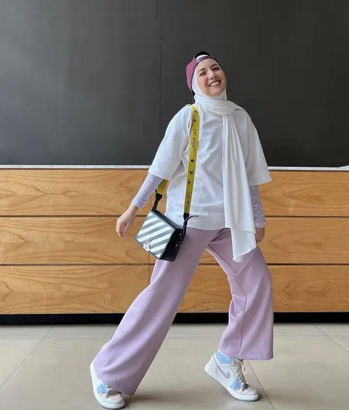 8 OOTD Kaos Oversize Hijab agar Lebih Kece dari Tya Ariestya