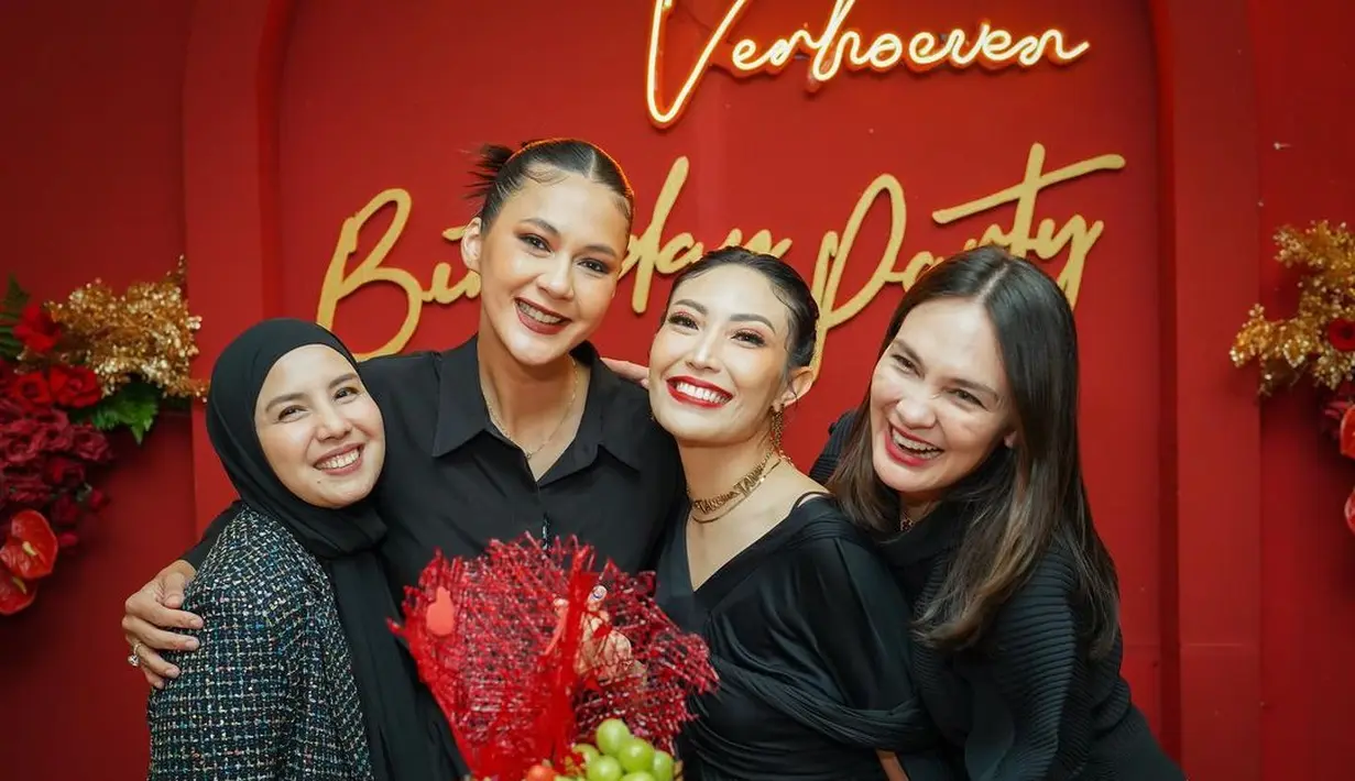 Penampilan serba hitam geng Cendol di acara ulang tahun Paula Verhoeven. [Foto: Instagram/paula_verhoeven]