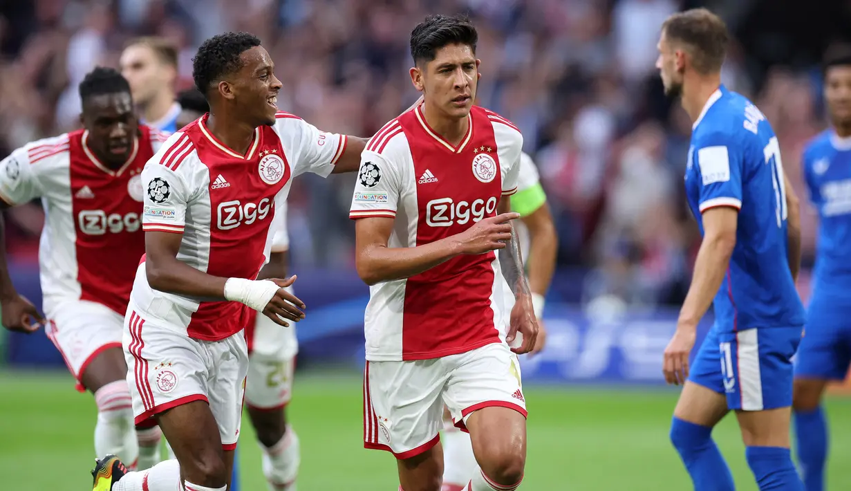 Ajax Amsterdam. Klub dengan pendapatan terbesar dalam bursa transfer pemain pada musim panas 2022/2023 adalah Ajax Amasterdam. Klub yang dipimpin oleh CEO Edwin van de Sar ini total mendapatkan pemasukan sebesar 216 juta euro atau setara Rp3,2 triliun dari hasil penjualan 7 pemainnya. Pemasukan terbesar dihasilkan dari penjualan Antony ke Manchester United senilai 95 juta euro, diikuti oleh Lisandro Martinez yang juga dilepas ke MU dengan nilai transfer 57,37 juta euro. (AFP/Kenzo Tribouillard)