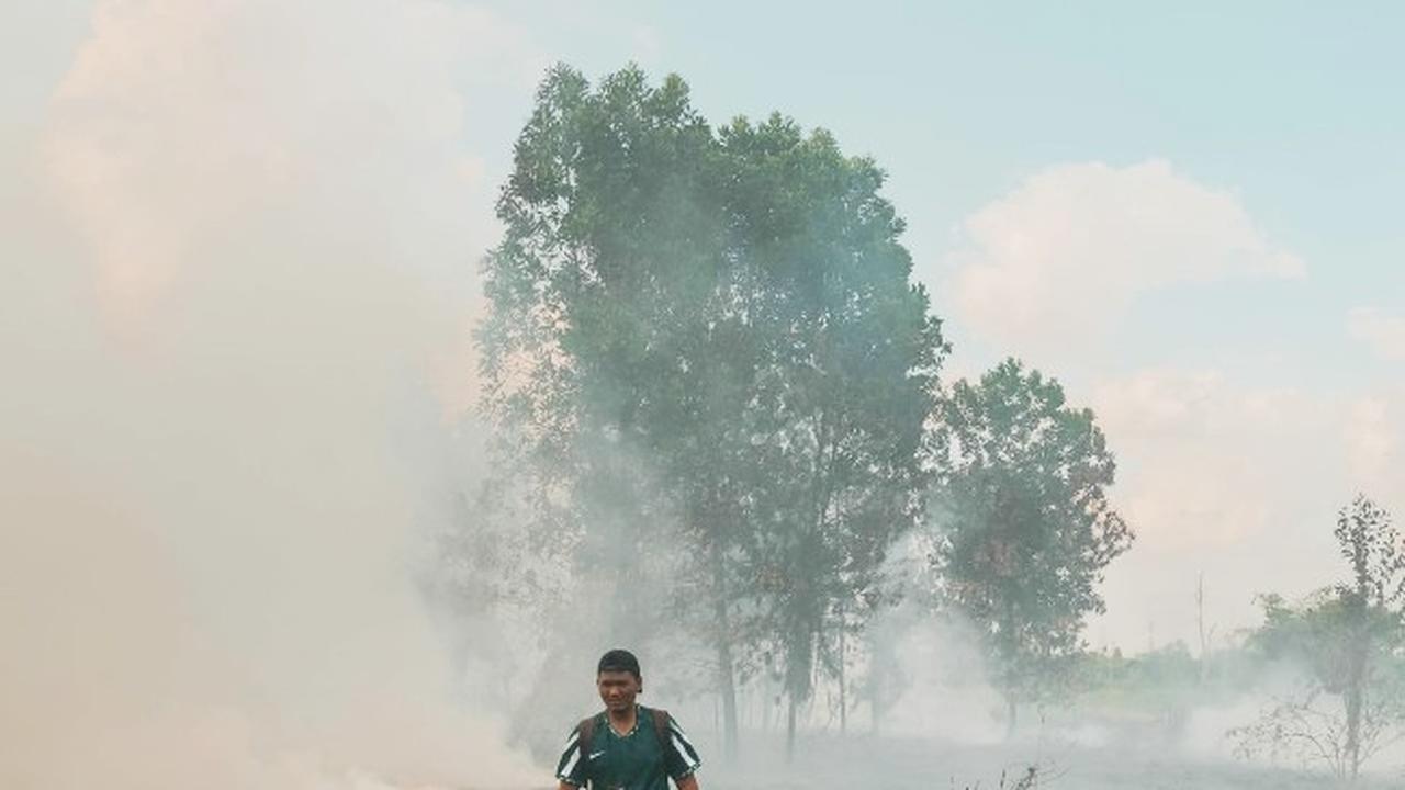 Kebakaran lahan di Kota Pekanbaru menimbulkan kabut asap.