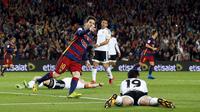 Penyerang Barcelona, Lionel Messi melakukan selebrasi usai mencetak gol kegawang Valencia di pertandingan liga Spanyol di Camp Nou stadium (18/4). Valencia menang atas Barcelona dengan skor 2-1. (REUTERS / Albert Gea)