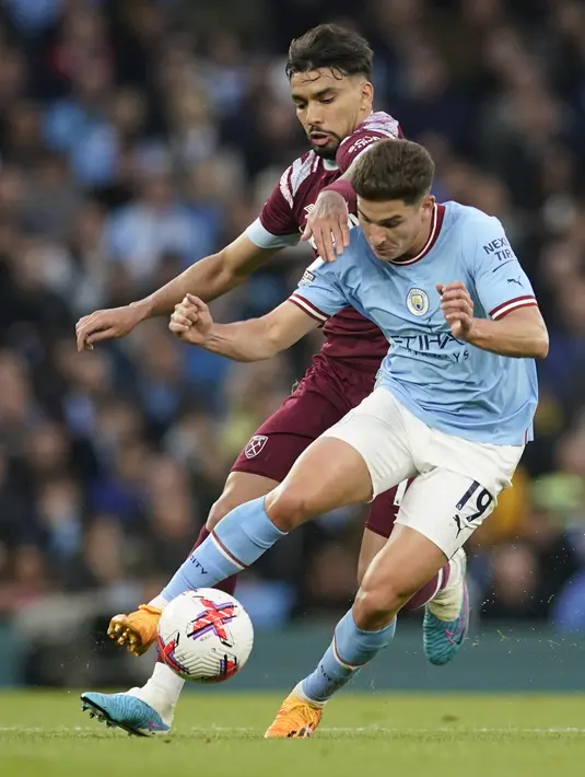 Man City kembali sukses kudeta puncak klasemen Premier League 2022/23 dari tangan Arsenal. (AP Photo/Dave Thompson)