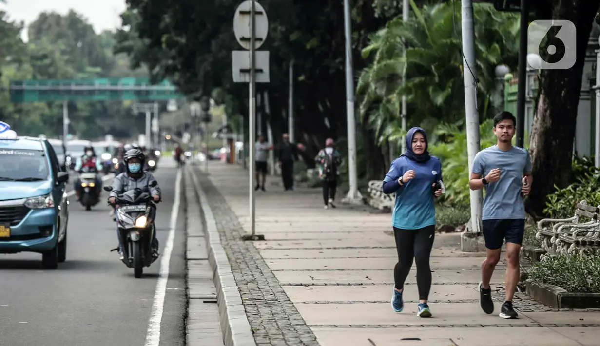 Warga berolahraga di pedestrian kawasan Jalan Thamrin, Jakarta, Selasa (17/5/2022). Presiden Joko Widodo atau Jokowi mengatakan, masyarakat diperbolehkan tidak menggunakan masker jika sedang beraktivitas di luar ruangan atau area terbuka yang tidak padat orang. (Liputan6.com/Faizal Fanani)