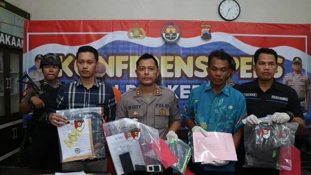 Kapolres Kebumen, AKBP Rudy Cahya Kurniawan memperlihatkan barang bukti dalam kasus penipuan rekrutmen PNS. (Foto: Liputan6.com/Polres Kebumen/Muhamad Ridlo)