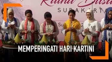 Ibu Negara Iriana Jokowi tengah berada di Kota Solo. Ibu Iriana memperingati hari Kartini bersama Himpunan Ratna Busana Solo. Iriana memotong tumpeng dan membagikannya kepada peserta car free day di Kota Solo