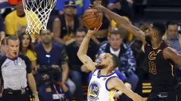 Pemain Cavaliers, Tristan Thompson (13) melakukan blok tembakan pemain Warriors, Stephen Curry (30) pada gim pertama final NBA basketball di Oakland, California, (31/5/2018). Warriors menang 124-114. (AP/Ben Margot)