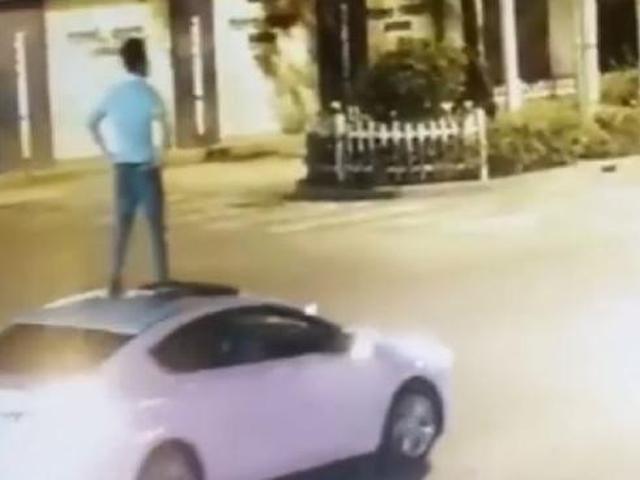 Video Pria China Berdiri di Atas Mobil yang Tengah Melaju, Mabuk? - Global  Liputan6.com