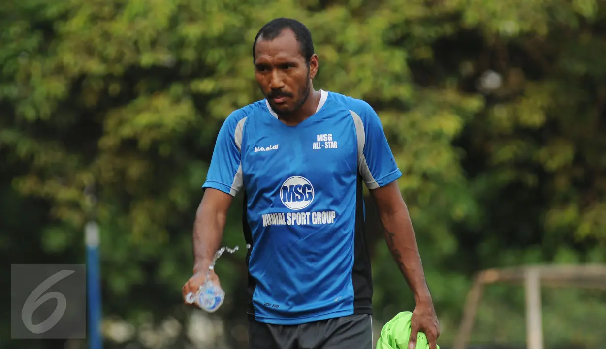 Bek PBR. Leonard Tupamahu saat beristirahat di sela-sela latihan dan uji coba dengan Villa 2000 di Lapangan ISCI, Ciputat, Tangerang, Kamis (5/11/2015). Laga ini persiapan PBR menghadapi turnamen Piala Jenderal Sudirman. (Liputan6.com/Helmi Fithriansyah) 