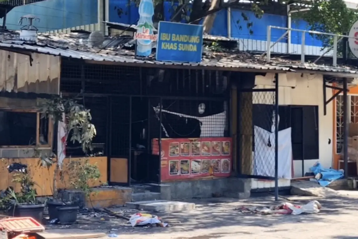 Penampakan warung-warung di sekitar kawasan Taman Makam Pahlawan Kalibata yang dibakar sekelompok massa buntut dugaan pengeroyokan dua orang debt collector atau mata elang (matel).