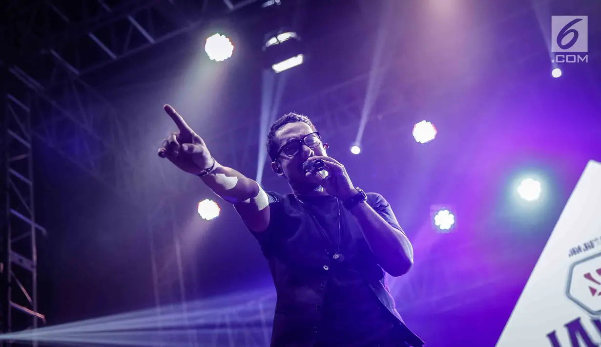Penyanyi Maliq & D'Essentials, Angga Puradiredja tampil pada Pre event Java Jazz On The Move di Jakarta, Kamis (15/8). Java Jazz on The Move 2018 sendiri menjadi bagian dari rangkaian acara menjelang Java Jazz Festival nanti. (Liputan6.com/Faizal Fanani)