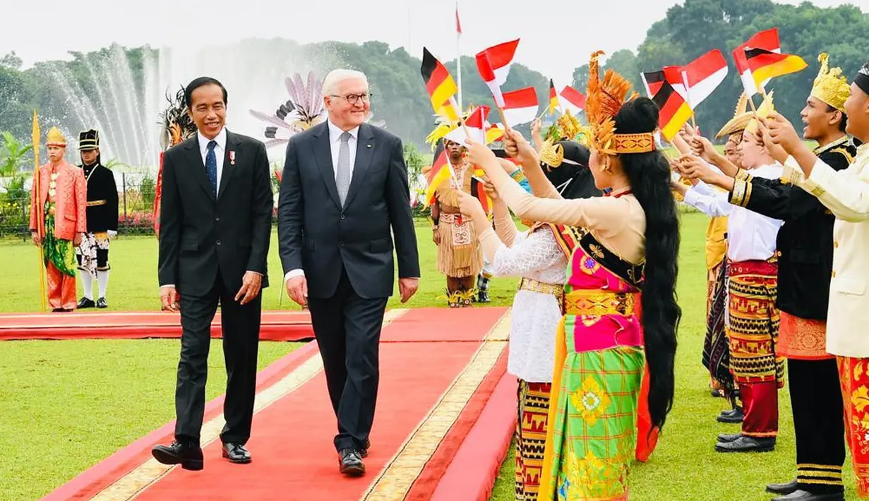 Presiden Joko Widodo (kiri) berjalan bersama Presiden Republik Federal Jerman Frank-Walter Steinmeier (kanan) saat upacara penyambutan di Istana Bogor, Jawa Barat, Kamis (16/6/2022). Kunjungan kenegaraan tersebut berlangsung dalam rangka peringatan 70 tahun hubungan diplomatik Indonesia Jerman yang terbentuk sejak 1952. (Foto: Lalily Rachev - Biro Pers Setpres)