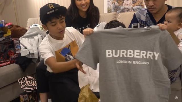 7 Momen Betrand Peto Buka Kado Sunatan, Masih Pakai Sarung