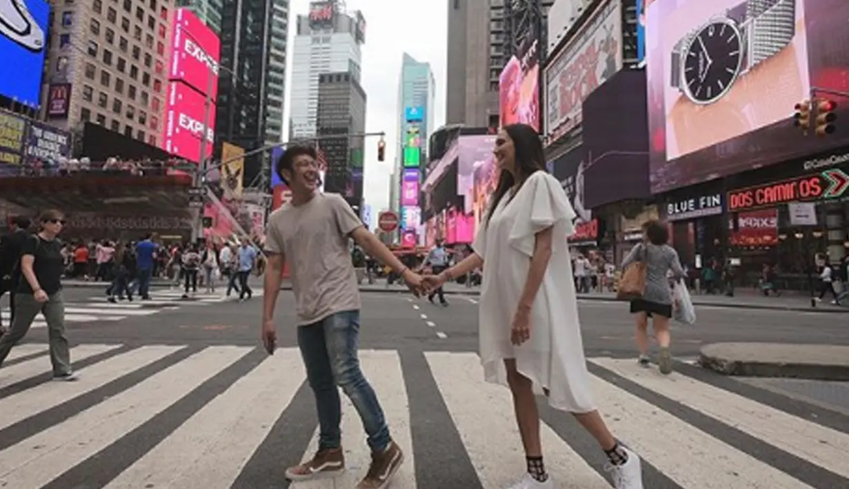 Negeri Paman sam juga tidak dilewatkan pasangan selebritas yang satu ini. Potret Nadine dan Dimas di jalanan kota New York.