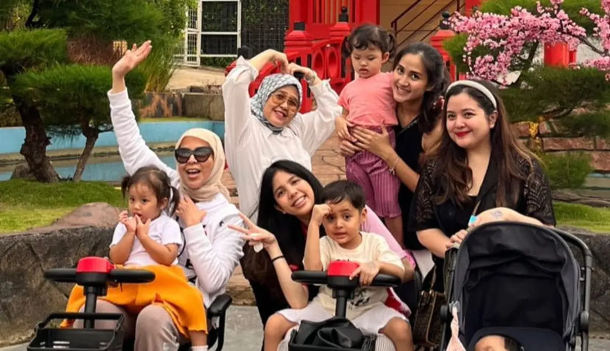 Kembali tampil kompak, Tasya, ibu mertua, dan adik ipar mengenakan abaya warna coklat. [@randibachtiar]