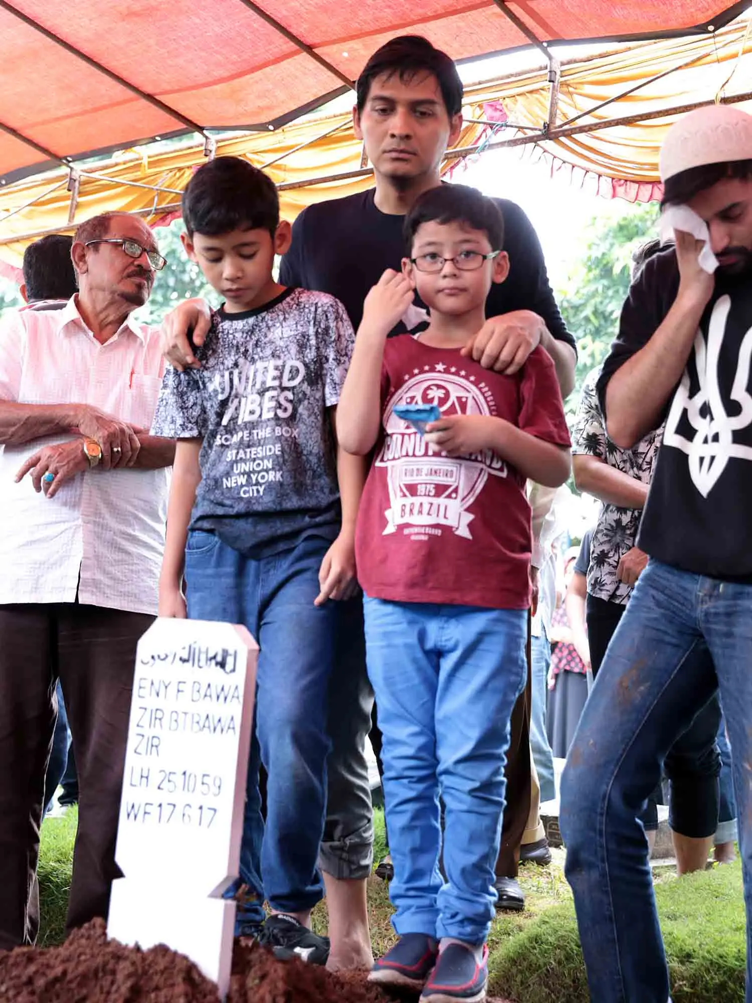 Suasana pemakaman ibunda Lucky Hakim. (Deki Prayoga/Bintang.com)