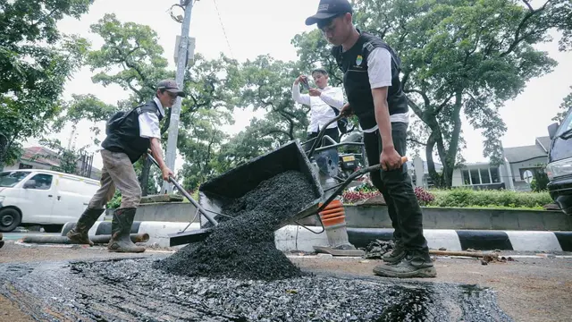 Pekerjaan perbaikan jalan dan infrastruktur pendukung di Kota Bandung, Provinsi Jawa Barat.