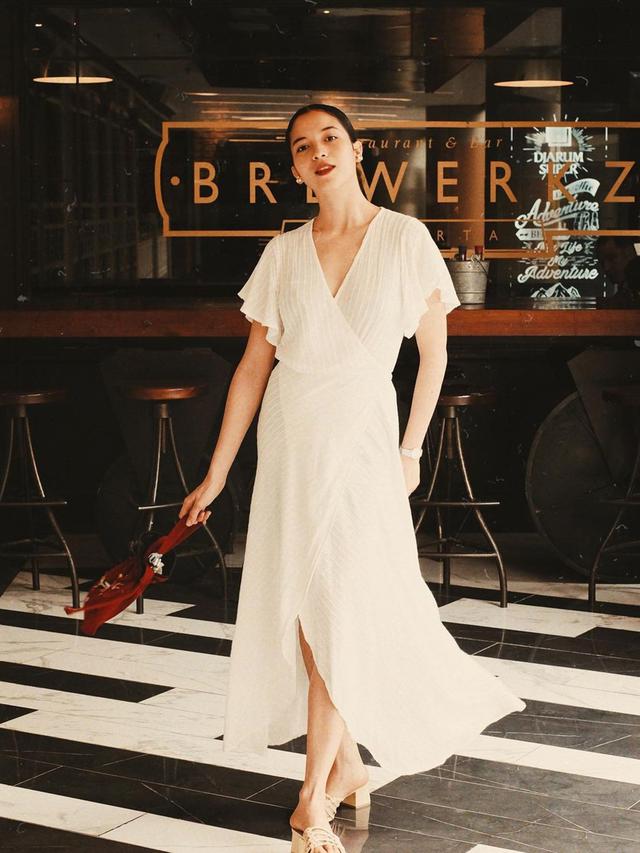 Gaya Putri Marino Pakai Simple Dress, Tetap Stylish