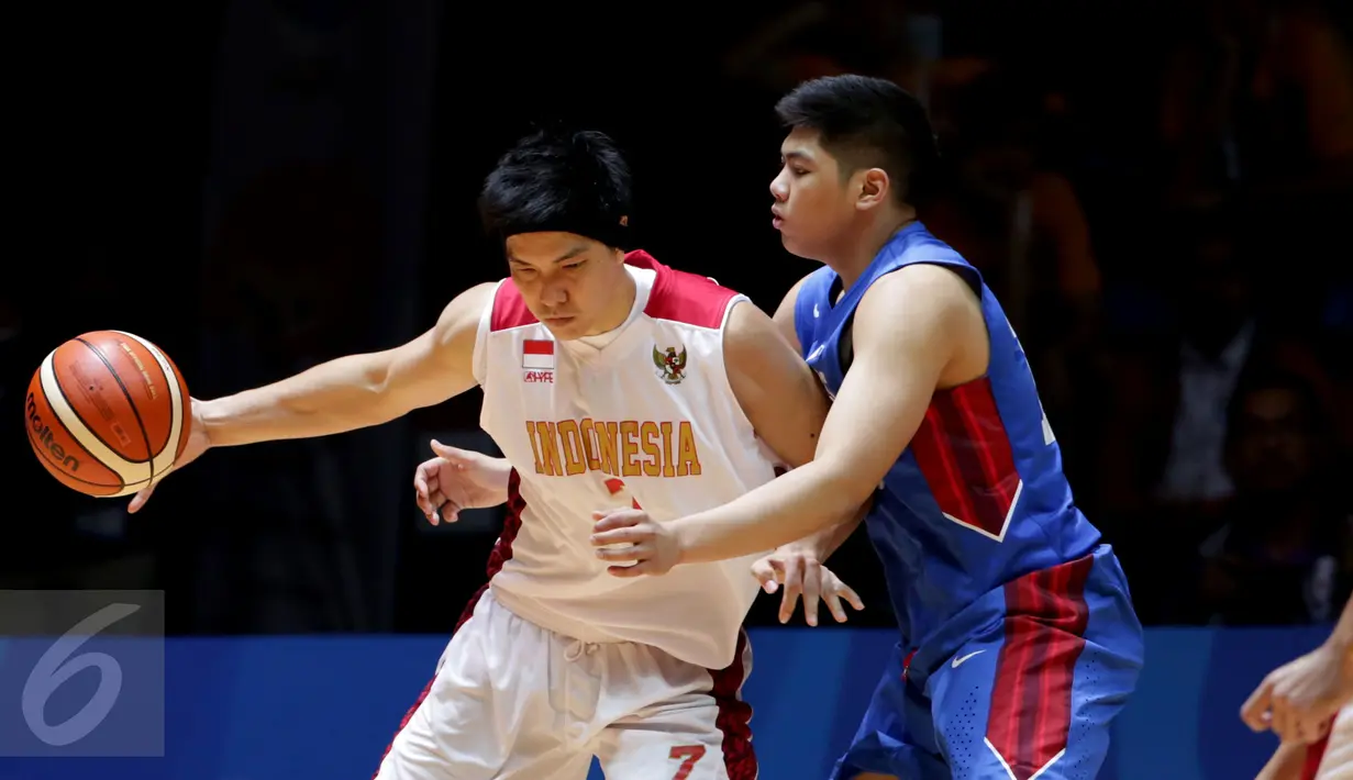 Pebasket Indonesia, Rony Gunawan (kiri) berusaha menembus kawalan pemain Filipina, Rashleigh-Paolo Rivero dalam laga penyisihan Grup A SEA Games 2015 di OCBC Arena Hall, Singapura, Rabu (10/6/2015). Indonesia kalah 52-81. (Liputan6.com/Helmi Fithriansyah)