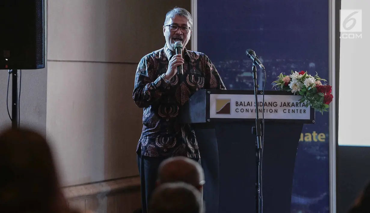Ketua DPP ADI bidang IT Wendi Usino memberi penjelasan saat meluncurkan Aplikasi Asosiasi Dosen Indonesia (ADI) dalam acara pembukaan pameran World Post Graduate 2018 di Jakarta, Sabtu (12/5). (Liputan6.com/Faizal Fanani)