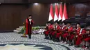 Prosesi wisuda purnabakti dilaksanakan di Ruang Sidang Mahkamah Konstitusi (MK), Jakarta, Senin (13/4/2026). Tampak dalam foto, Anwar Usman (kiri) saat mengikuti prosesi wisuda purnabakti di Ruang Sidang Mahkamah Konstitusi (MK), Jakarta, Senin (13/4/2026). (Kapanlagi.com/Budy Santoso)