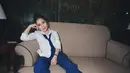 Ia padukan setelan jasnya dengan dasi yang senada dan mules heels berwarna putih [@prillylatuconsina96]