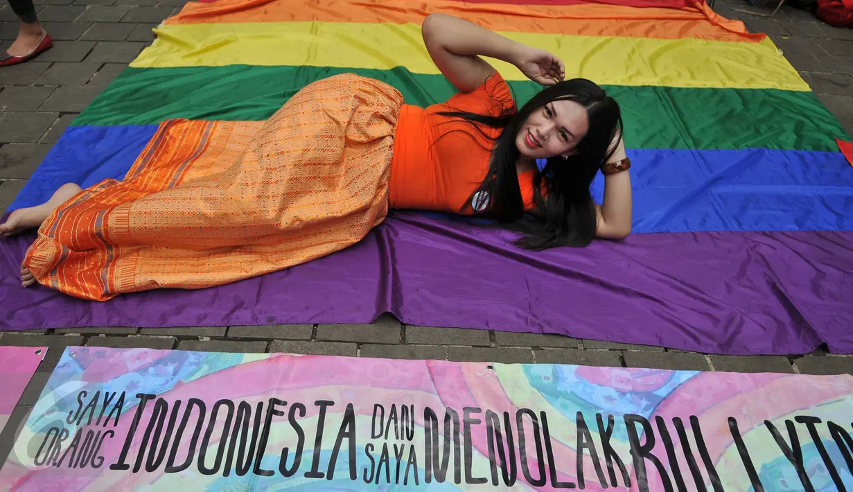 Puluhan transgender menggelar peringatan Transgender Day of Remembrance di Taman Suropati, Jakarta, Minggu (22/11). Kegiatan ini untuk mengenang transgender yang terbunuh akibat kebencian terhadap orang-orang transgender. (Liputan6.com/Gempur M Surya)