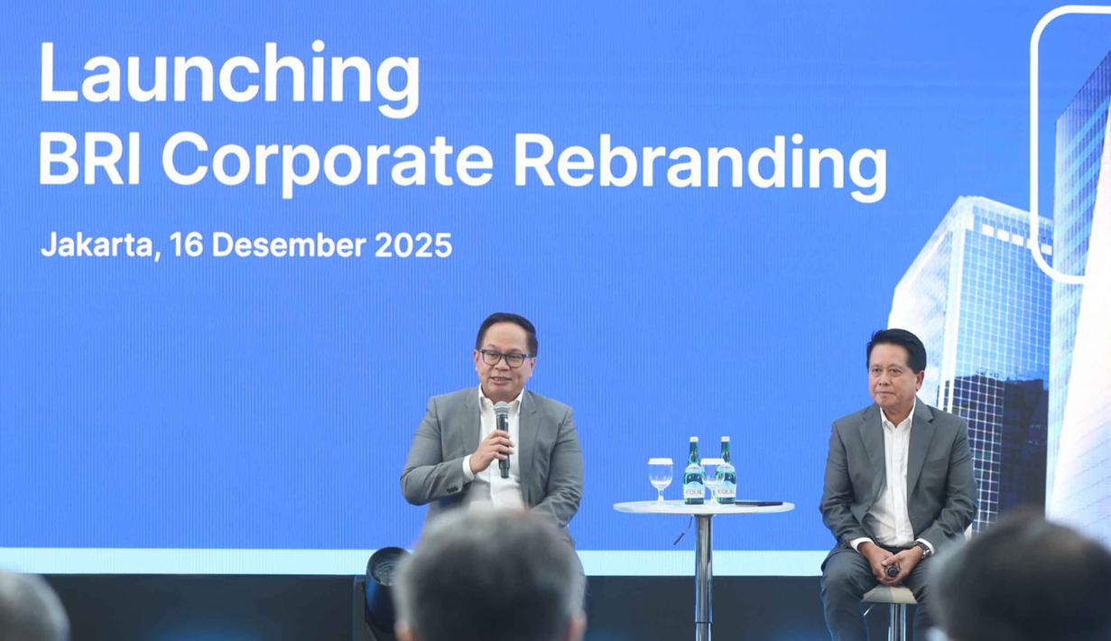 Komisaris Utama PT Bank Rakyat Indonesia (Persero) Tbk, Kartika Wijoatmodjo (kiri); dan Direktur Utama PT Bank Rakyat Indonesia (Persero) Tbk, Hery Gunardi saat memberi keterangan terkait Launching BRI Corporate Rebranding, di Menara BRIlian Jakarta, Selasa (16/12/2025). (Kapanlagi.com/Budy Santoso)