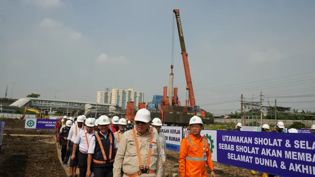 Kementerian Perhubungan bersama Pemerintah Provinsi DKI Jakarta dan PT Kereta Api Indonesia tengah mengembangkan stasiun Tanah Abang guna meningkatkan pelayanan kepada penumpang
