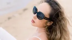 Selain lihai bermain peran, wanita kelahiran Madiun ini juga pandai dalam memadukan busana. Salah satunya dengan kacamata hitam. Selain melindungi dari sinar matahari, kacamata dengan lensa gelap ini membuat ia tampak makin memesona. (Lipuatan6.com/IG/@pammybowie)