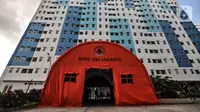 Tenda Badan Penanggulangan Bencana Daerah (BPBD) DKI Jakarta saat disiapkan di antara tower Rusun Nagrak, Cilincing, Jakarta Utara, Selasa (15/6/2021). Pemprov DKI Jakarta menyiapkan Rusun Nagrak sebagai tempat isolasi pasien COVID-19. (merdeka.com/Iqbal S. Nugroho)