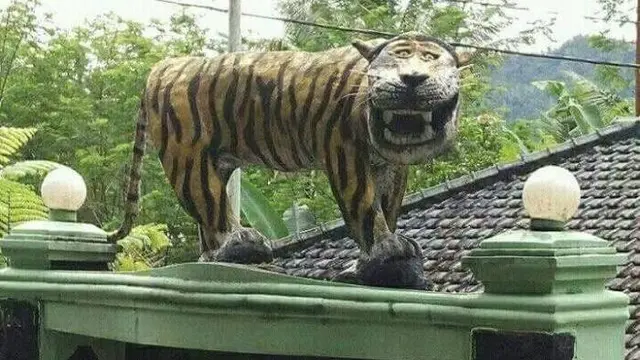 7 Patung Ini Bentuknya Nyeleneh, Tak Mirip Asli Malah Bikin Ngakak