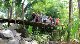 Sejumlah warga bergotong royong mengerjakan pembangunan "Jembatan Asa SCTV" desa Jayasari, Kecamatan Cimarga, Kabupaten Lebak Banten, Minggu (3/5/2015). Program kemanusiaan tersebut dalam rangka memperingati ulang tahun SCTV yang ke-25. (Dok. SCTV)