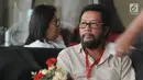 Politikus Partai Golkar Yorrys Raweyai menunggu di lobi gedung KPK, Jakarta, Senin (14/5). Yorrys diperiksa sebagai saksi untuk tersangka Anggota Komisi I DPR dari Fraksi Golkar, Fayakhun Andriadi. (Merdeka.com/Dwi Narwoko)