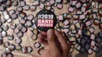 Pin bertulis #2019GantiPresiden yang dijual di sekitar lokasi deklarasi akbar di Monas, Jakarta, Minggu (6/5). (Merdeka.com/Iqbal Nugroho)