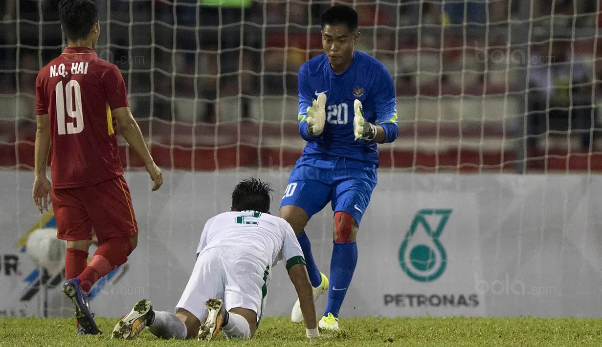 5. Kurniawan Kartika Ajie akan menjadi pilihan utama di bawah mistar gawang Timnas Indonesia U-22. Pemain Persiba Balikpapan ini tampil impresif sepanjang babak penyisihan grup. (Bola.com/Vitalis Yogi Trisna)