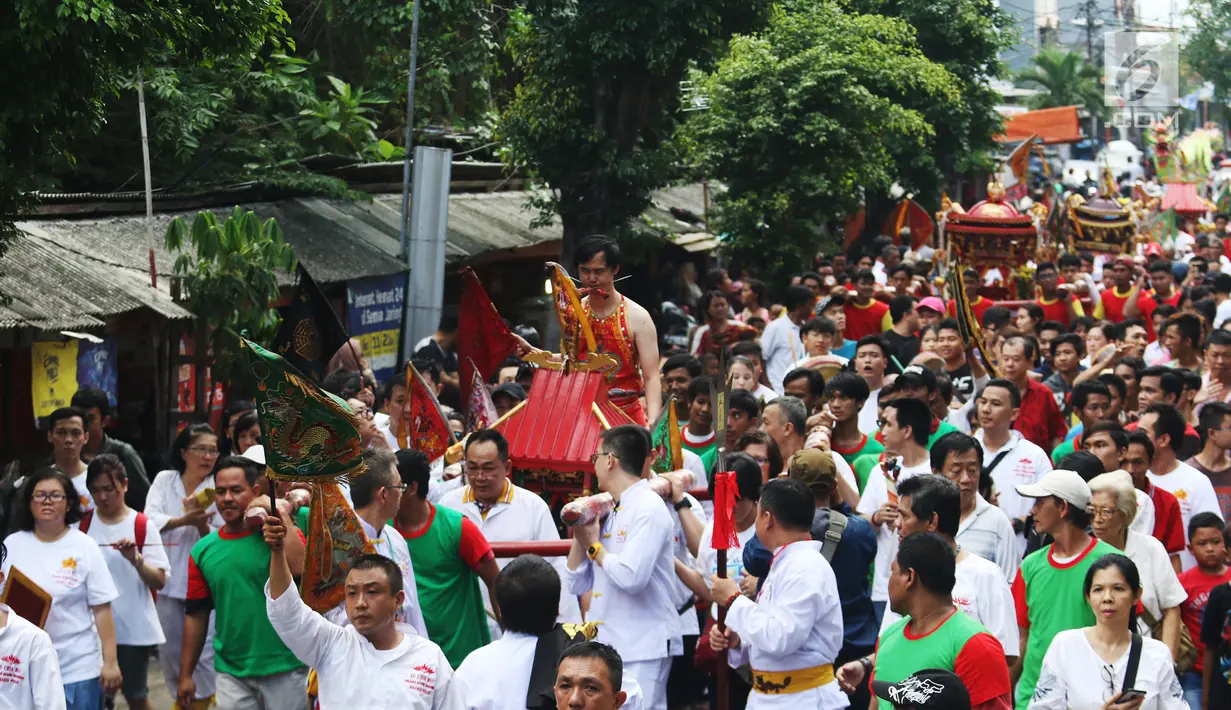 Arak-arakan perayaan Cap Go Meh melewati kawasan Petojo-Cideng, Jakarta, Selasa (19/2). Cap Go Meh merupakan perayaan hari ke-15 peringatan Tahun Baru China atau Imlek. (Liputan6.com/Angga Yuniar)