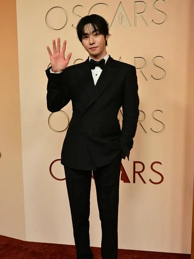 Ahn Hyo-seop di Karpet Merah Oscars Awards 2026 pakai serba hitam. [Photo by Arturo Holmes / GETTY IMAGES NORTH AMERICA / Getty Images via AFP]