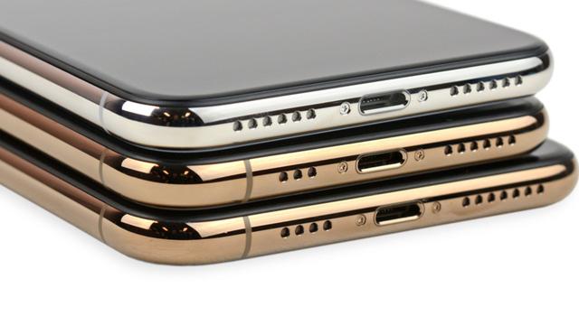 Garis antena pada bagian bawah iPhone XS