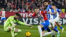 Striker Girona, Artem Dovbyk (tengah) berusaha mencetak gol ke gawang Alaves yang dikawal kiper Antonio Sivera pada laga pekan ke-17 Liga Spanyol 2023/2024 di Montilivi Stadium, Girona, Selasa (19/12/2023) dini hari WIB. (AFP/Pau Barrena)